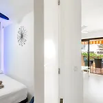 Sasha Tenerife طوستا ديل سيلونثيو